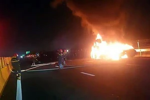 Xe đầu kéo cháy dữ dội trên cao tốc Vĩnh Hảo-Phan Thiết
