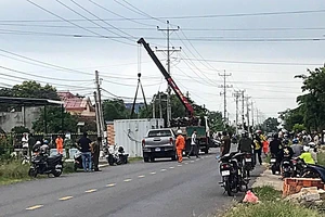 Xe cần cẩu vướng dây điện, hai người thương vong