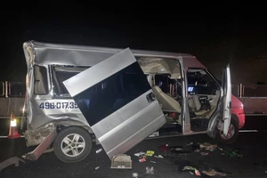 Ô tô dừng trên cao tốc Vĩnh Hảo-Phan Thiết bị xe khách tông 