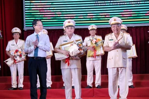 Bình Thuận khen thưởng các điển hình trong việc cấp CCCD cho dân