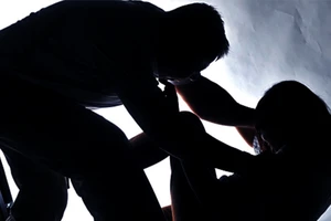 Lên Facebook rao bán thanh long để lừa hiếp dâm, cưỡng đoạt tài sản