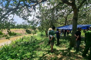 1 người tử vong dưới sông, trên đầu có nhiều vết thương