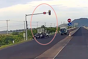 Người lái ô tô tông 5 xe máy chờ đèn đỏ chỉ mới 16 tuổi