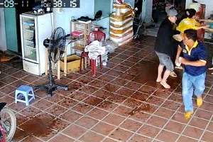 Công an tiếp nhận vụ 2 con trai tạt xăng, đe dọa đốt nhà mẹ ruột