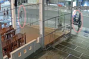 Giật điện thoại của người nước ngoài rồi bán cho mẹ ruột