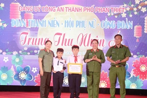 Công an Phan Thiết đỡ đầu cho 2 con của người phụ hồ hy sinh cứu người