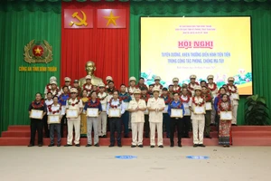 Chủ tịch nước tặng quà cho gia đình Trung tá Công an hy sinh khi làm nhiệm vụ