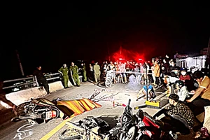 3 xe máy tông liên hoàn trên cầu vượt cao tốc, 2 người tử vong