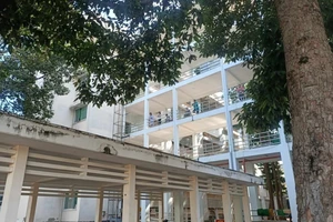 Công an thông tin một người nước ngoài nhảy lầu tử vong