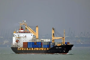 Tàu Singapore phát hiện một thuyền viên Việt Nam rơi xuống biển mất tích