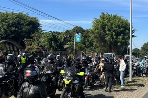 Đoàn môtô phân khối lớn chạy trên QL1 bị CSGT Bình Thuận kiểm tra
