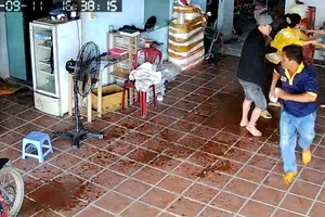 Truy tố hai thanh niên mang xăng đe dọa đốt nhà mẹ ruột