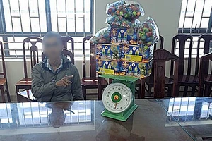 Nam thanh niên giấu gần 10kg pháo nổ trong balô 