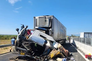 Xe container tông đuôi xe đầu kéo trên cao tốc Vĩnh Hảo-Phan Thiết, tài xế tử vong