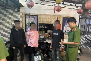 Truy xét, bắt nóng 3 thanh thiếu niên dùng hung khí cưỡng đoạt xe máy