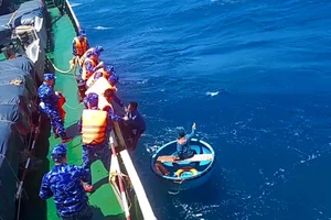 Tàu cá bị tàu vận tải đâm chìm, 5 thuyền viên được cứu sống