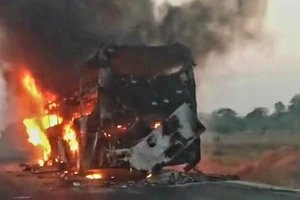 Cháy rụi xe khách giường nằm trên cao tốc Vĩnh Hảo-Phan Thiết