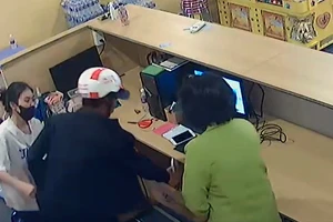 Truy xét thanh niên dùng dao khống chế 2 phụ nữ trong tiệm game cướp tài sản