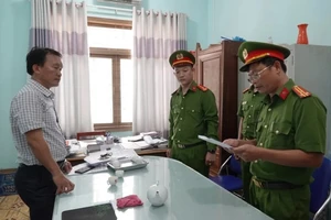 Cấp 2 sổ hồng cho 1 thửa đất, phó phòng TN&MT bị cho thôi việc