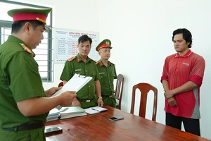 Bắt tạm giam giám đốc giả chữ ký tham ô tài sản 