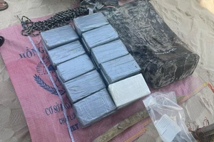 Phát hiện chiếc túi nặng 25 kg nghi là ma túy dạt vào bờ biển tỉnh Bình Thuận