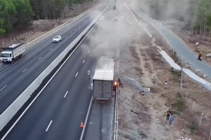 Cháy xe tải trên cao tốc Phan Thiết-Dầu Giây