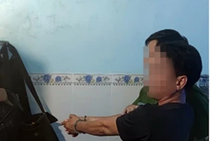 Bắt nóng người đàn ông dùng dao đòi nợ theo kiểu 'xã hội đen'