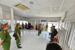 Hàng chục cảnh sát khám xét, bắt giam 2 phó giám đốc Trung tâm đăng kiểm nhận hối lộ