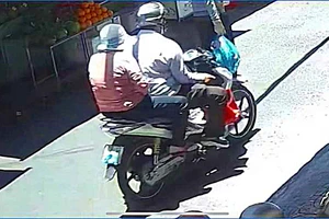 Truy xét đôi nam nữ vào tiệm 'ảo thuật' trộm lắc vàng rồi tẩu thoát