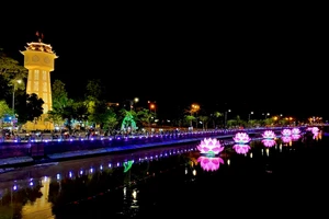 Thắp sáng 7 đóa hoa sen khổng lồ trên sông Cà Ty mừng Lễ Phật đản