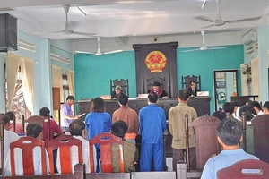 Phạt tù 4 người xâm phạm chỗ ở của người khác rồi treo bảng bán nhà