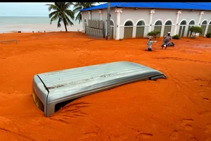 Bùn cát khổng lồ trên đồi ập xuống vùi lấp ô tô, nhà hàng ở Mũi Né