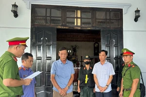 Bắt giam 2 cán bộ bảo kê cho ông trùm 'công trường sa tặc' ở Bình Thuận