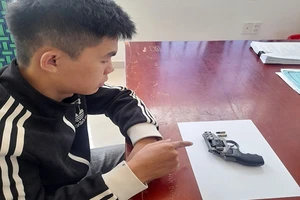 Mua súng đón tàu ra đảo Phú Quý để giải quyết mâu thuẫn thì bị bắt