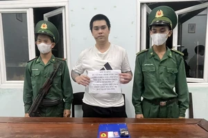 Đang đi bộ, nam thanh niên vứt gói thuốc lá 555 thì bị Biên phòng Bình Thuận bắt