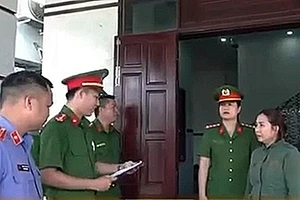 Một phụ nữ dùng sổ hồng giả lừa đảo chiếm đoạt tài sản