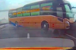  Xe khách lật nhào trên cao tốc Vĩnh Hảo - Phan Thiết