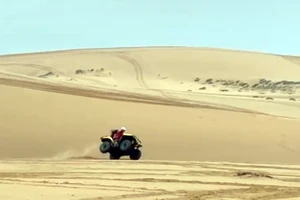 Clip ghi cảnh mô tô địa hình chở 2 cô gái chạy bằng 2 bánh ở Bàu Trắng