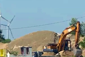 Bãi tập kết hàng ngàn khối khoáng sản trái phép không ai đến nhận