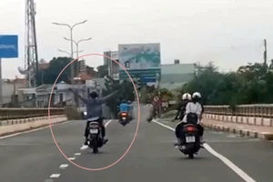 Xác minh clip thanh niên chạy xe máy lạng lách nguy hiểm trên QL1A