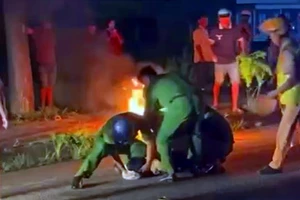 Đốt xe máy khi bị CSGT yêu cầu thổi nồng độ cồn