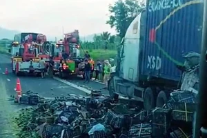 Xe tải tông 2 xe đầu kéo đang dừng ở làn khẩn cấp trên cao tốc Vĩnh Hảo - Phan Thiết 