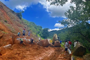 Sạt lở đèo Tà Pứa, giao thông giữa Bình Thuận và Lâm Đồng bị chia cắt