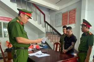 2 thanh niên thuê ô tô tự lái rồi làm giả giấy tờ mang cầm cố 