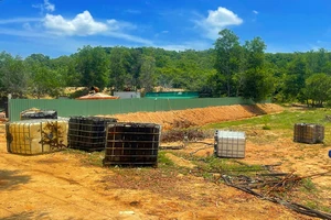 Bình Thuận: Hàng chục cảnh sát bao vây 2 xưởng tái chế nhớt thải ở bìa rừng