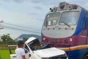 Ô tô bẹp dúm, tài xế kẹt trong cabin sau khi bị tàu hỏa tông