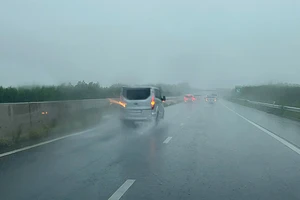 Mưa lớn, ô tô phải vào làn khẩn cấp cao tốc Phan Thiết - Dầu Giây để núp