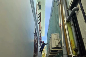 Cảnh sát Bình Thuận giải cứu 3 người kẹt trên lầu trong vụ hỏa hoạn