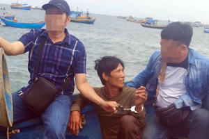 Trinh sát bơi xuồng ra biển bắt bị can truy nã đặc biệt trong bão số 4