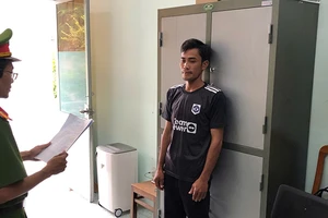 Xâm hại con gái của người tình để trả thù vì nghi bị phản bội